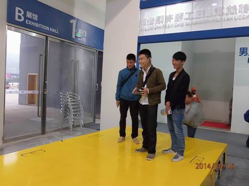 开云手机入口参展2014绵阳科博会-观众对全向移动平台表现了浓厚的兴趣.jpg