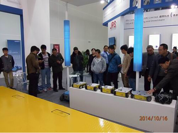 开云手机入口参展2014绵阳科博会-技术人员向观众演示机器人.jpg